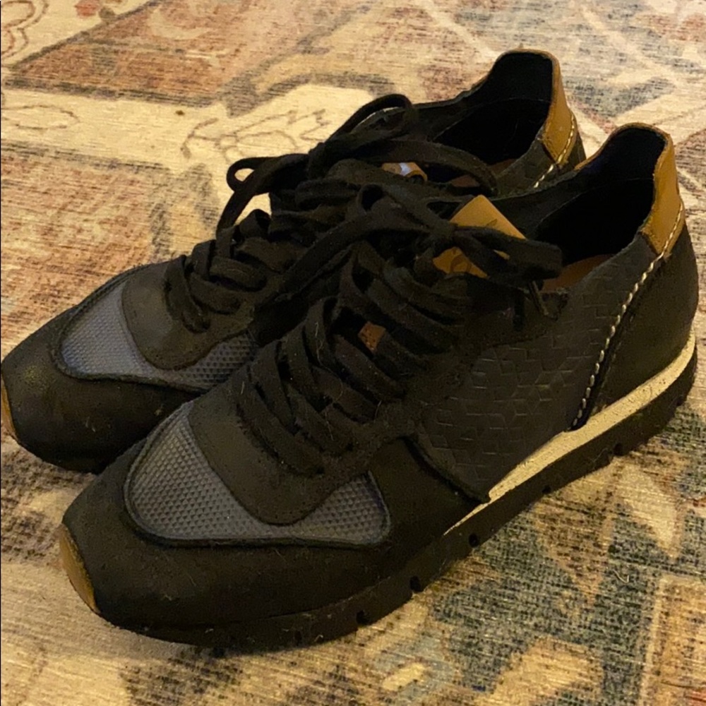 OTBT Snowbird lace up - Sz 8.5